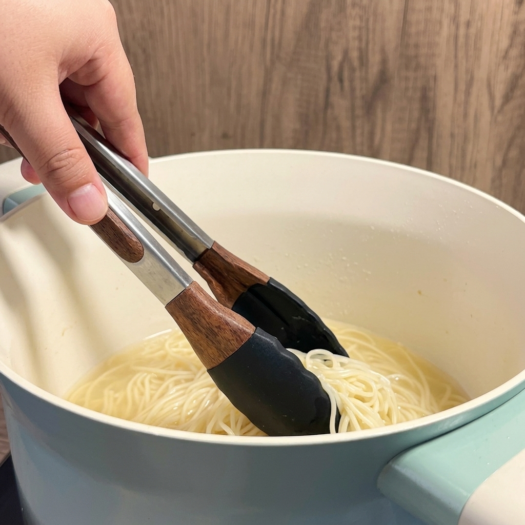 Trockene Ramen-Nudeln in kochendem Wasser in einem weißen Topf.