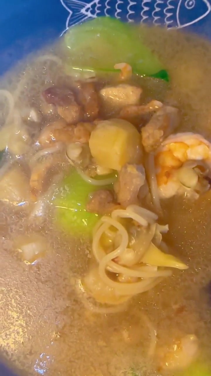 Herzhafte Meeresfrüchte-Ramen mit Schweinebauch und Shiitake
