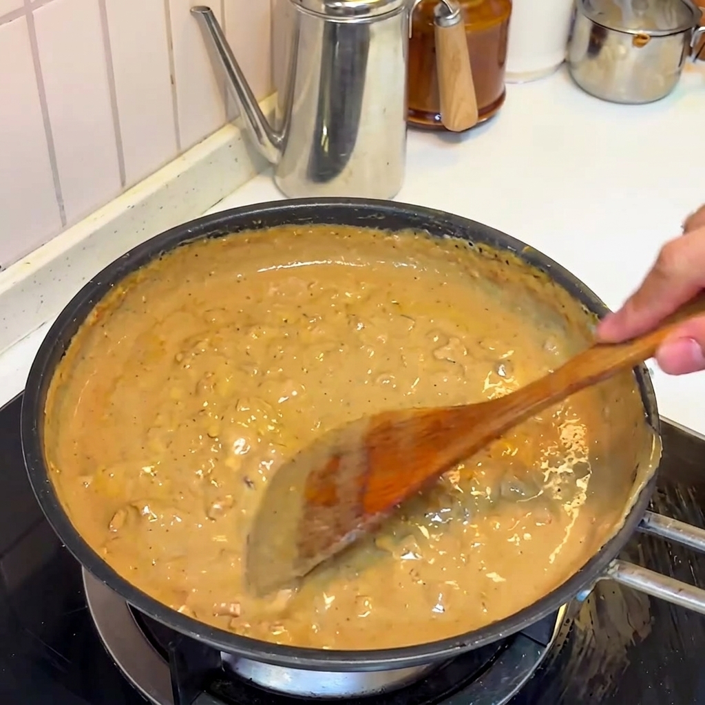 Die Miso-Fleisch-Sauce köchelt in der Pfanne und wird dicker.