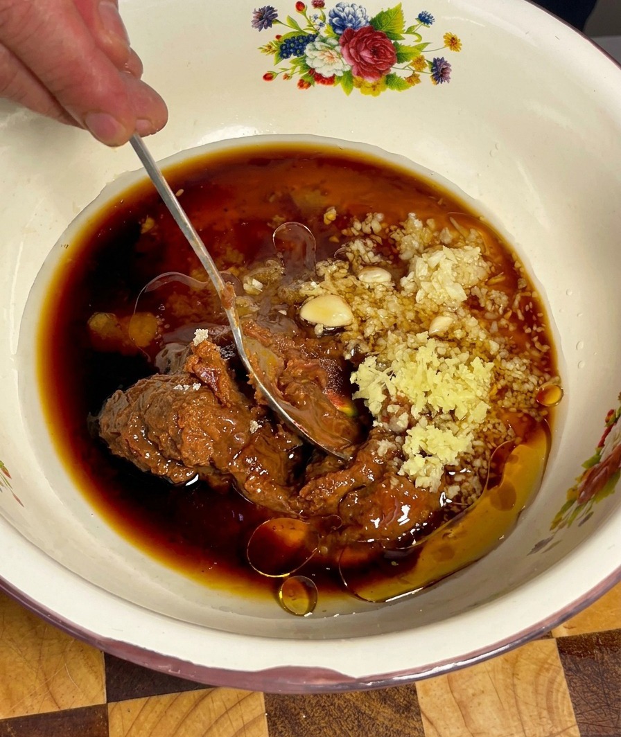 Die Doenjang-Marinade wird mit einem Löffel glatt gerührt.