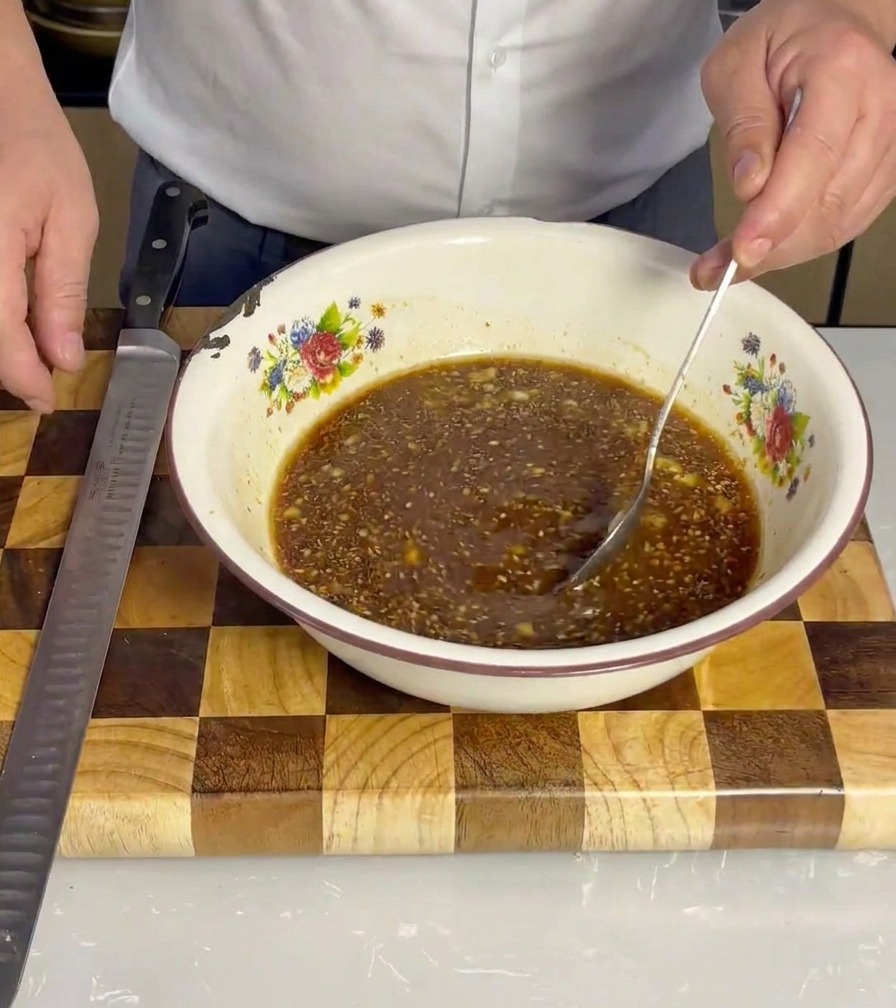 Schweinebauchstreifen werden in die Marinadenschüssel gegeben und gründlich mit der Sauce bedeckt.
