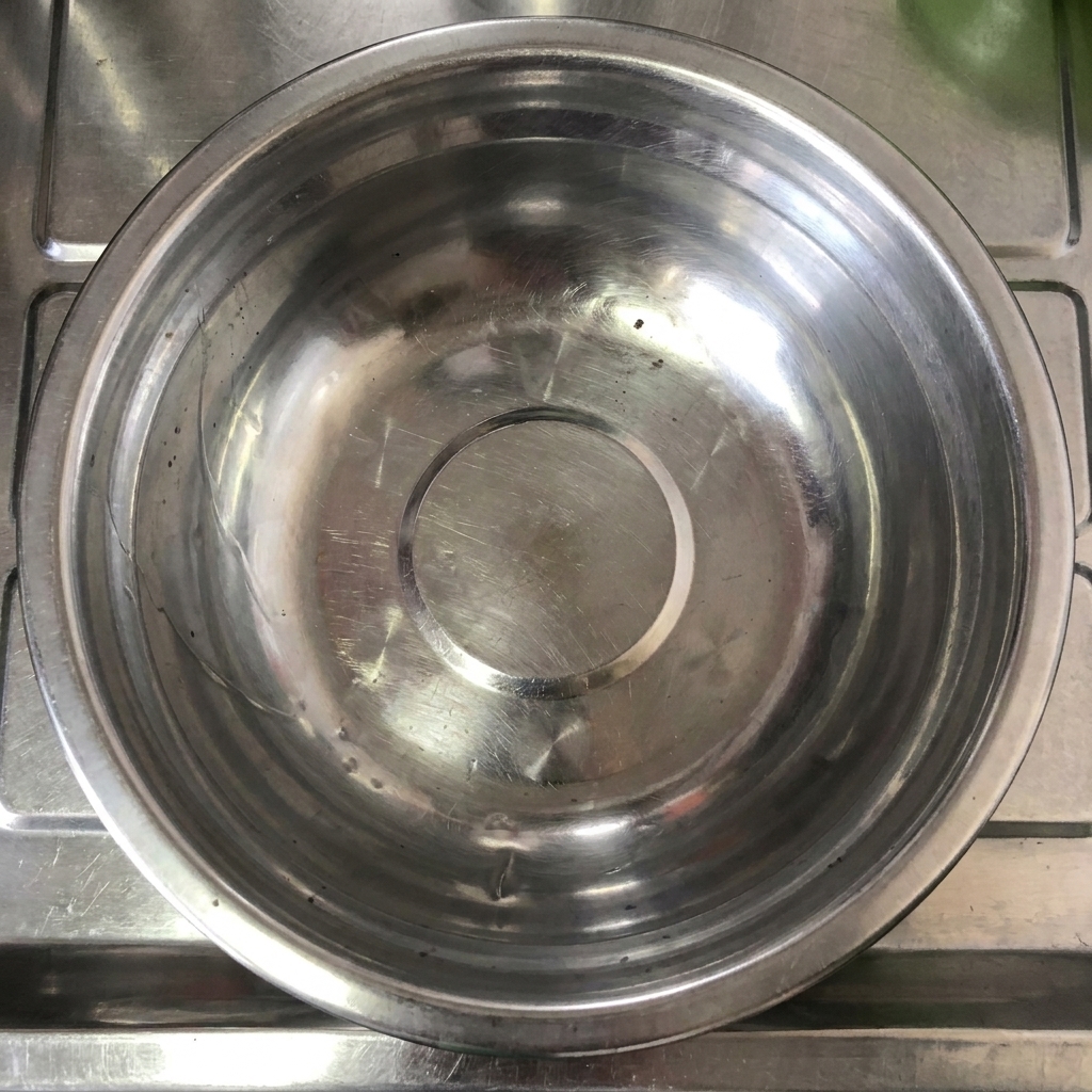 Nahaufnahme von Tianjin-Chilisauce, die in eine Edelstahlschüssel gegeben wird.