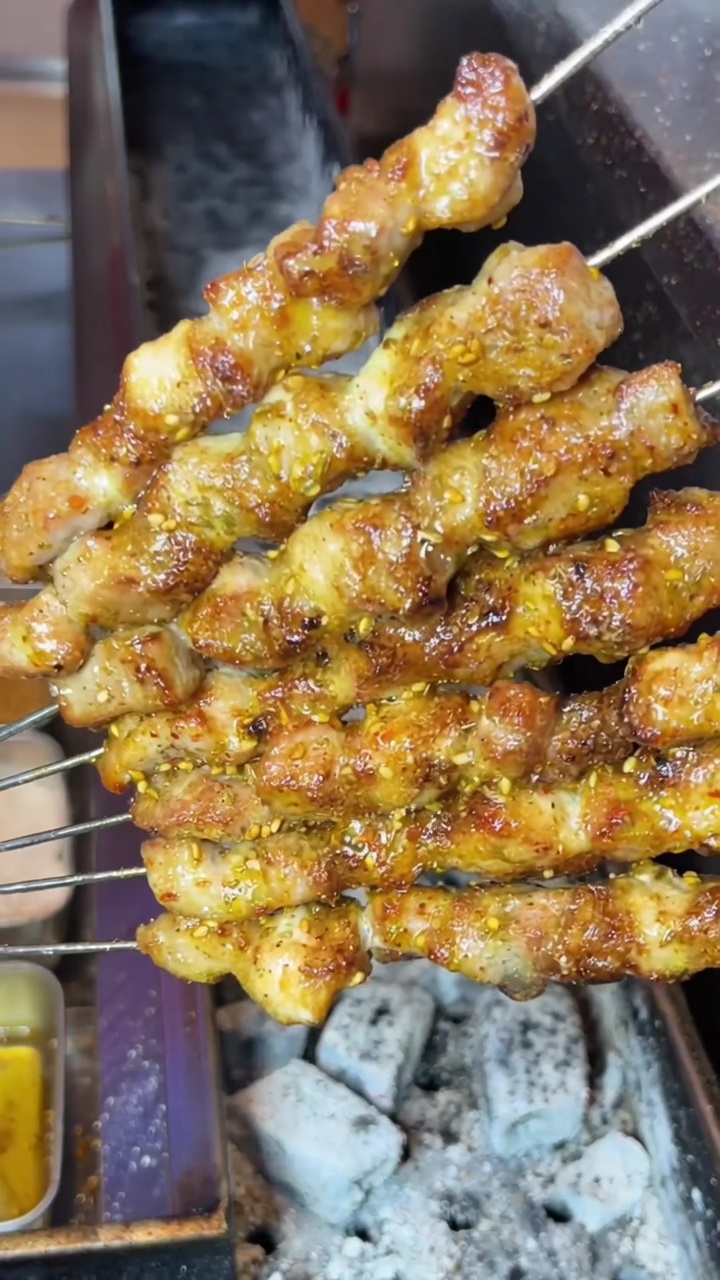Authentische chinesische Schweinebauchspieße vom Grill