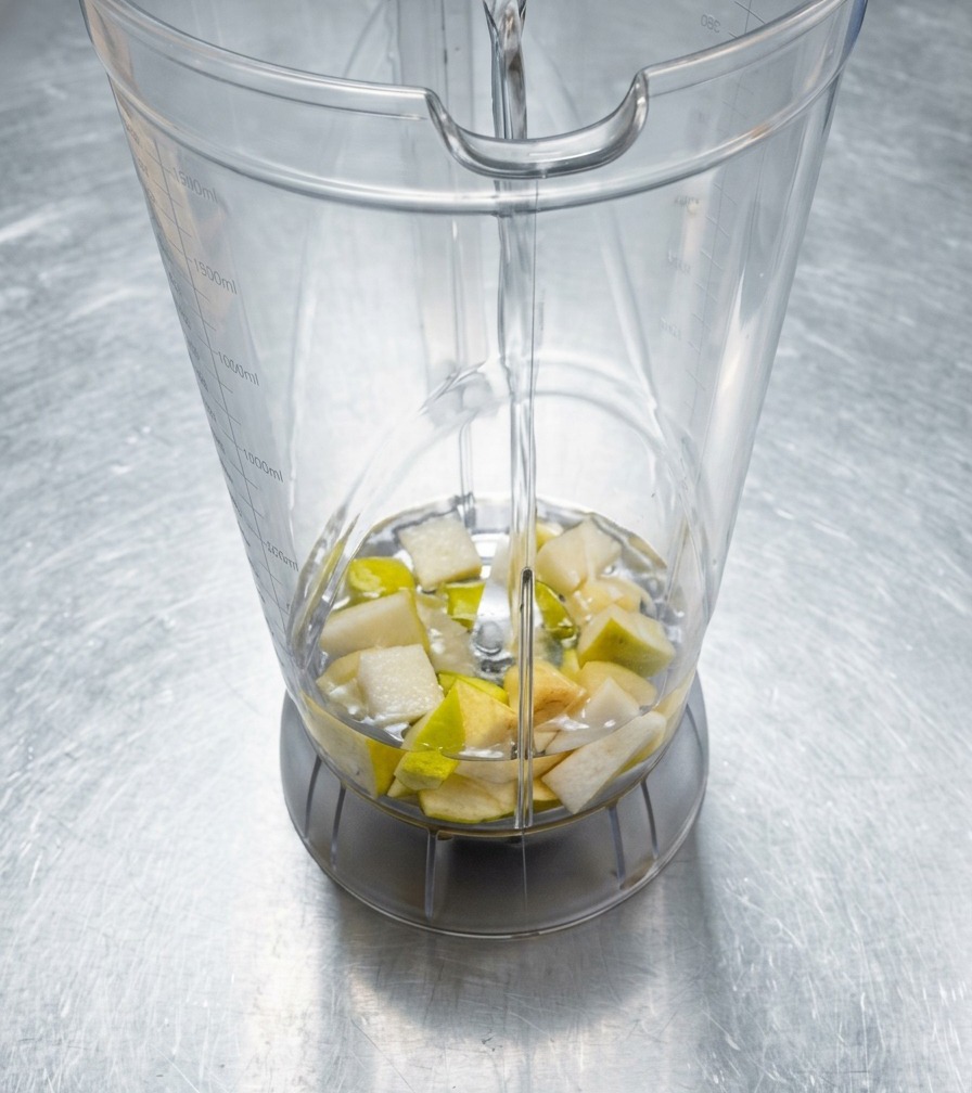 Gehackte Aromen im Mixer mit etwas Wasser.
