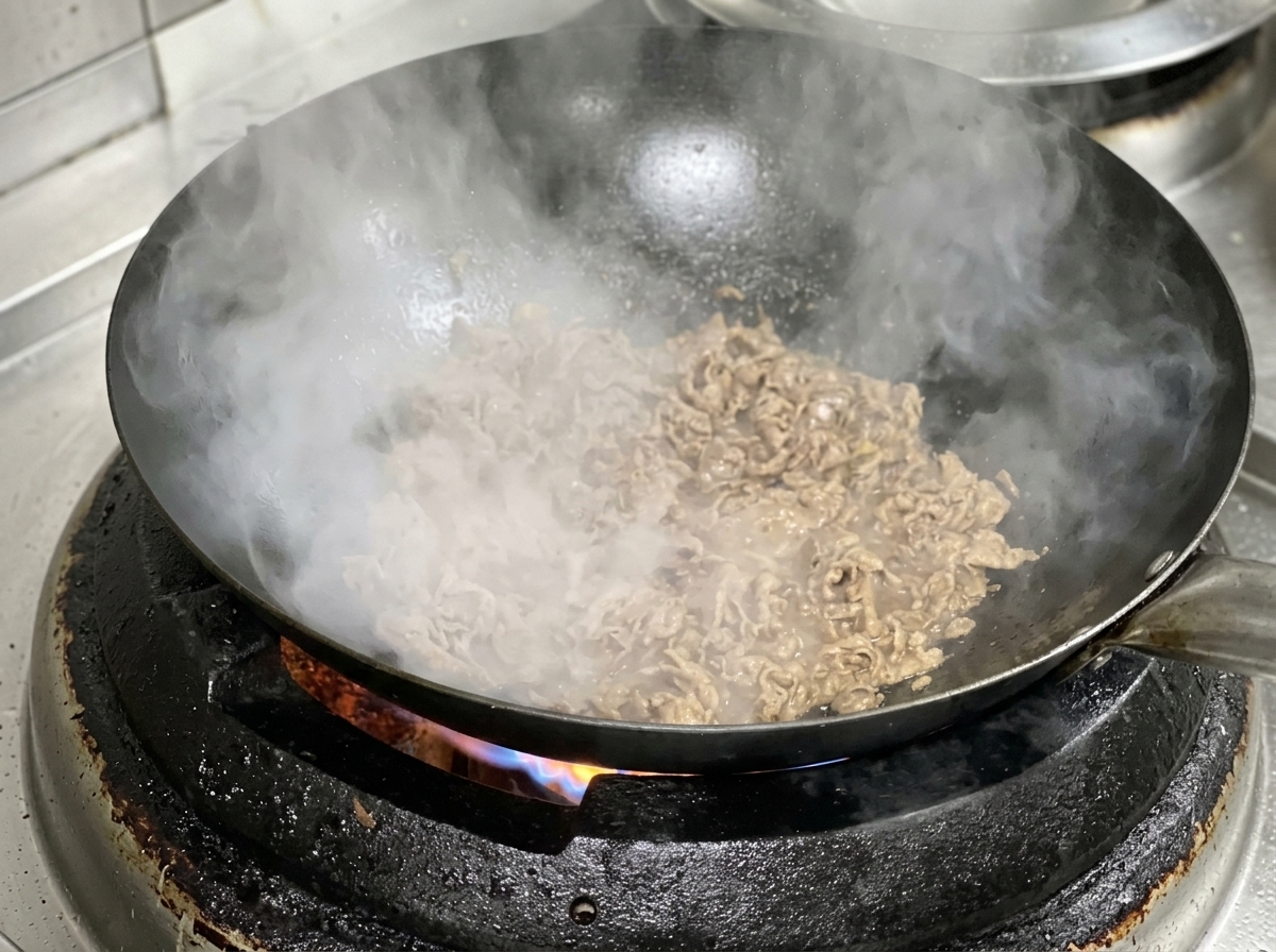 Rindfleischscheiben und Zwiebeln garen zusammen im Wok.