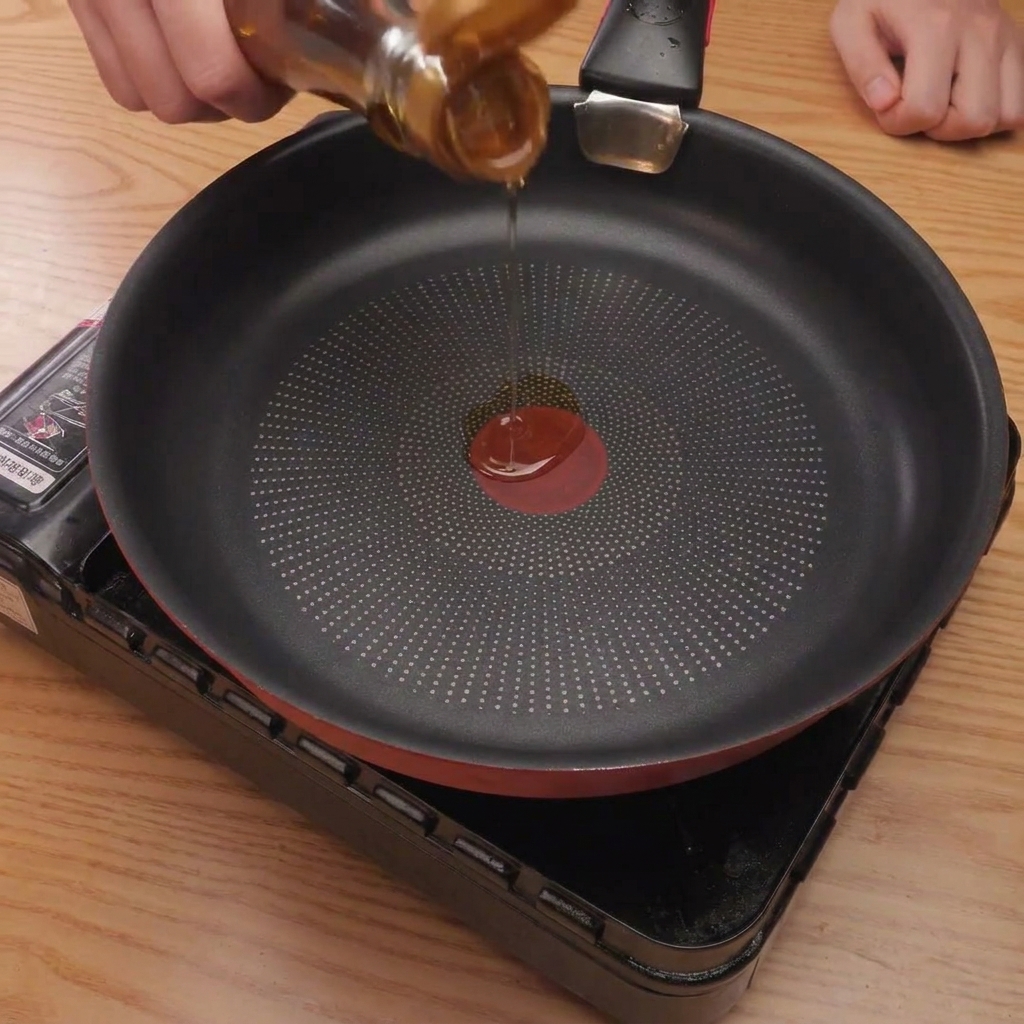 In Streifen geschnittene Karotten und Shiitake-Pilze werden in einer Pfanne mit Sesamöl gebraten.