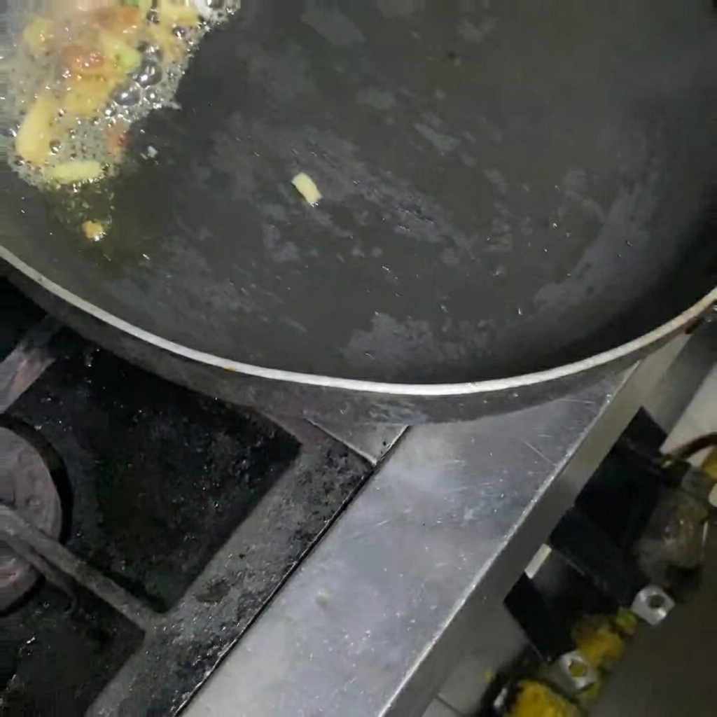 Kimchi wird zusammen mit Schweinebauch und Zwiebeln in der Pfanne angebraten.