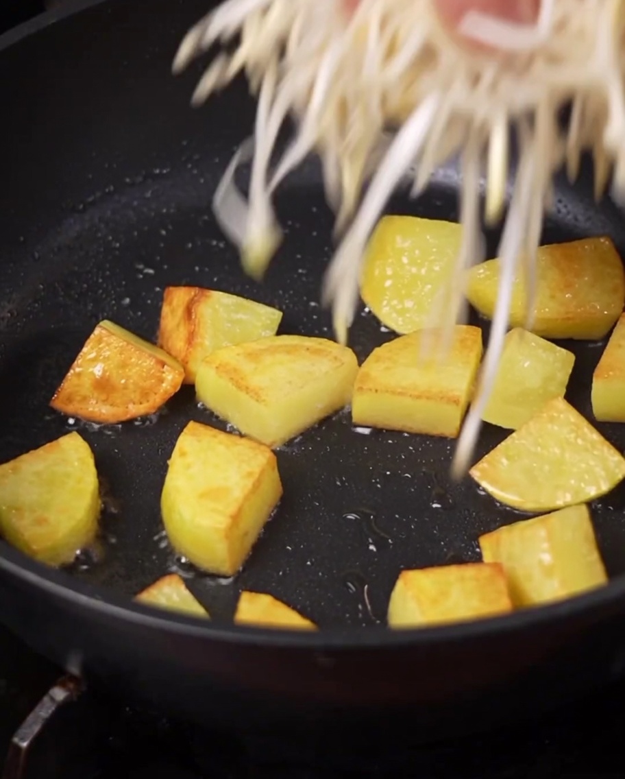 Frische Bohnensprossen und ein Büschel Enoki-Pilze werden in den Topf gegeben.