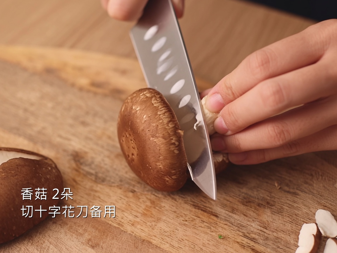 Ein Messer schneidet ein Kreuzmuster in die Oberseite eines frischen Shiitake-Pilzes auf einem Holzbrett.