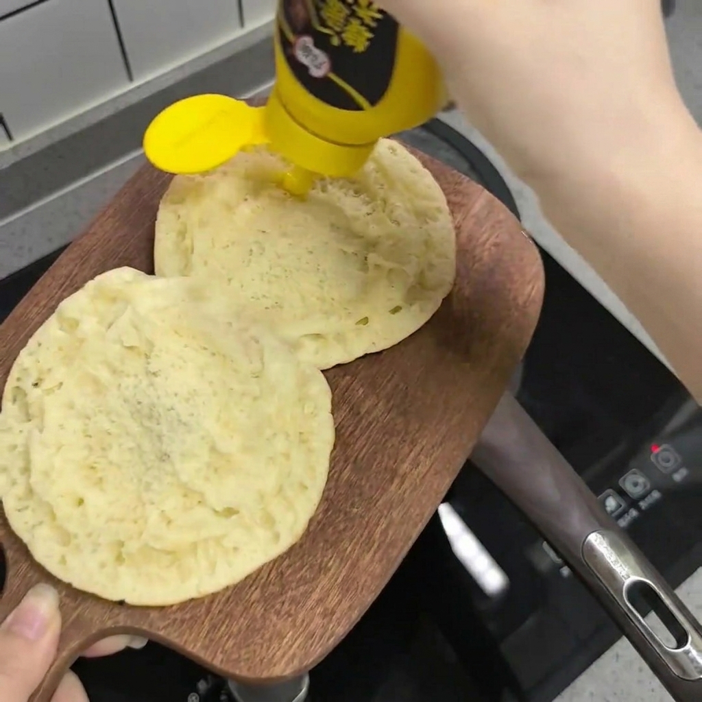 Honig-Senf-Sauce wird auf die Schnittflächen der Brötchen gegeben.