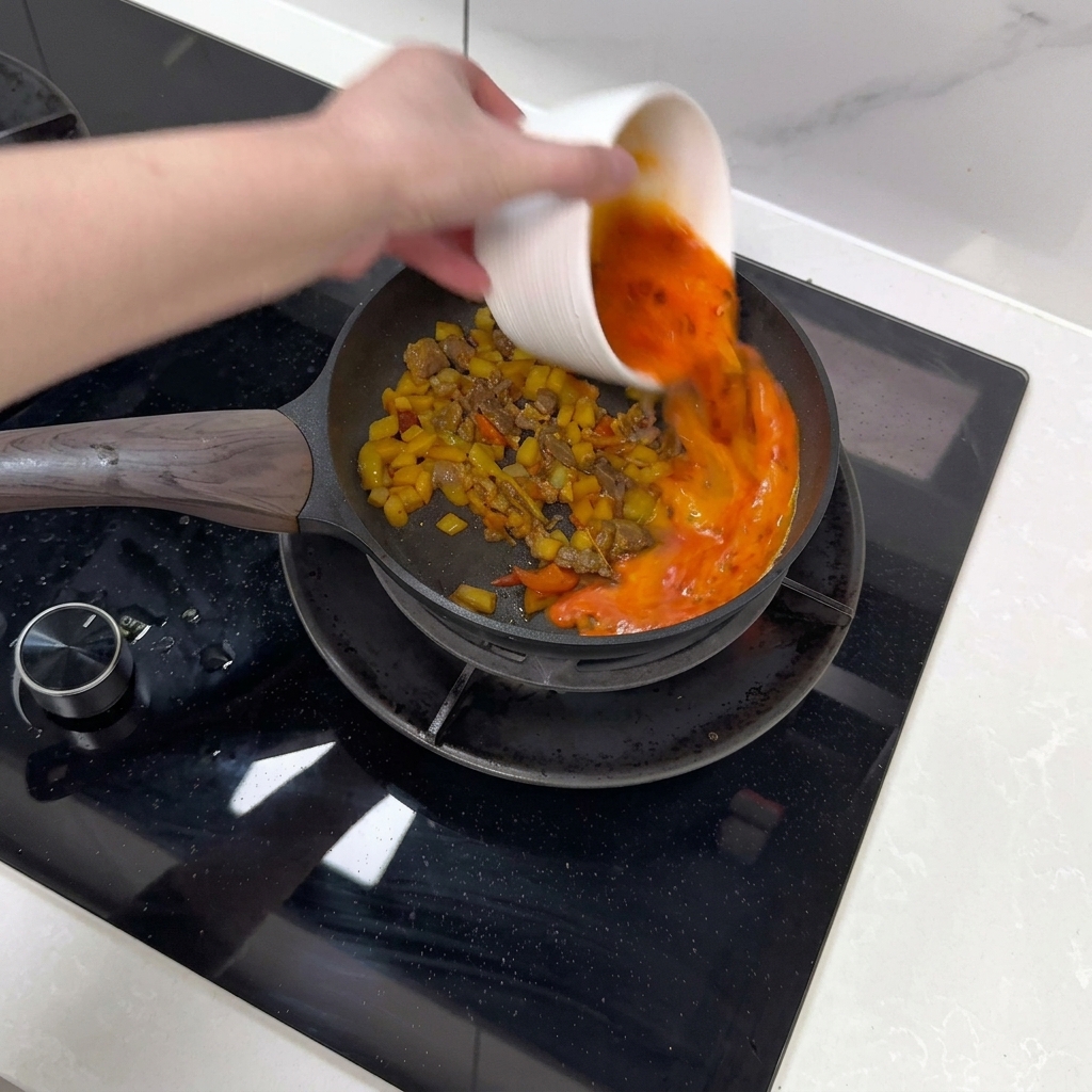 Die Ei-Chili-Mischung wird in die Pfanne gegossen.