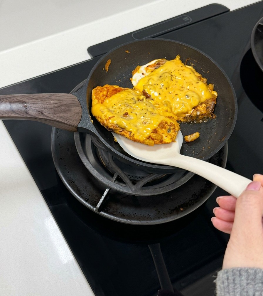 Das fertige Patty wird in das geöffnete Burger-Bun geschoben.