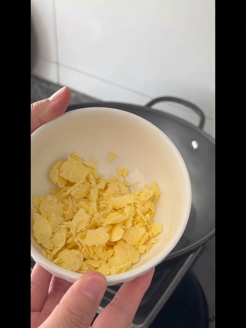 Butterwürfel schmelzen im heißen Öl im Wok.