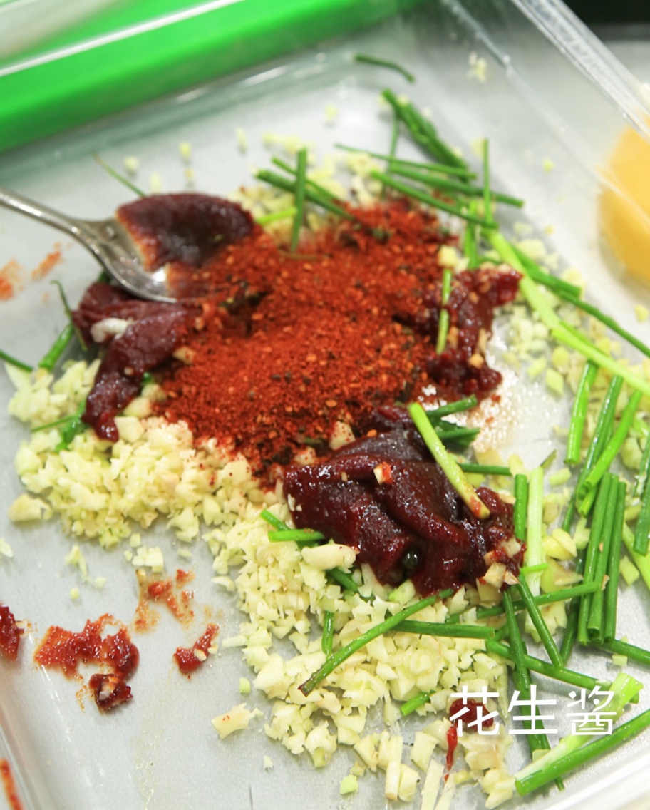 Helle Sojasauce wird in die Marinade gegossen.