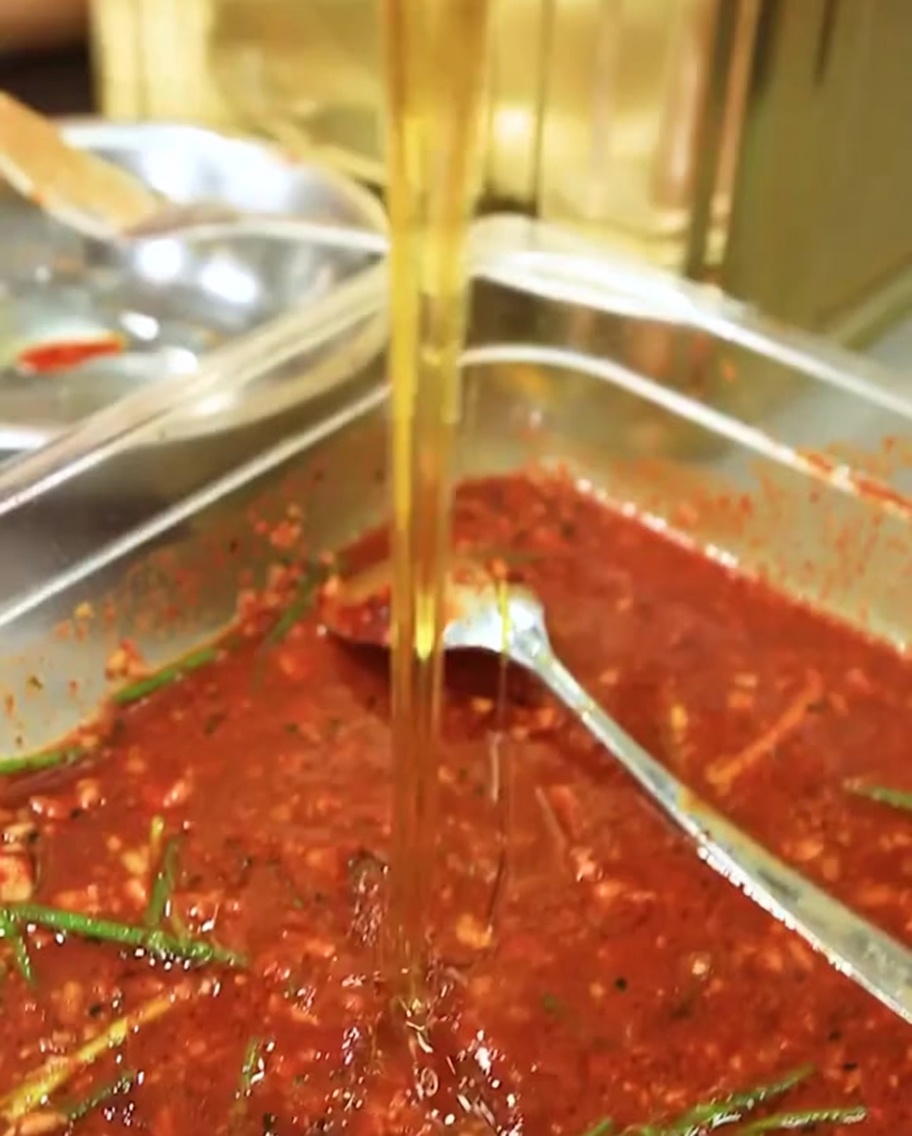 Maltosesirup wird in die Marinade gegeben.