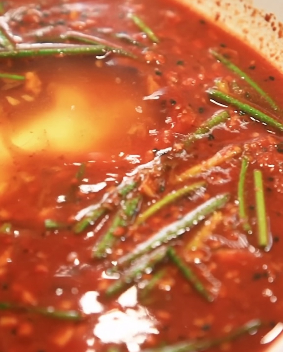 Stärke wird über die Marinade gestreut.