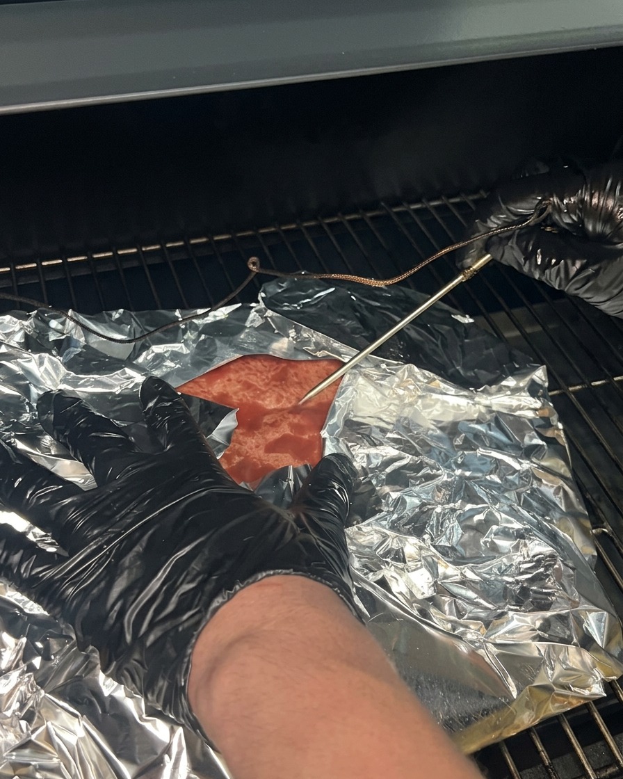 Das eingewickelte Brisket liegt wieder auf dem Smokerrost, der Thermometerfühler ist erneut eingesteckt.