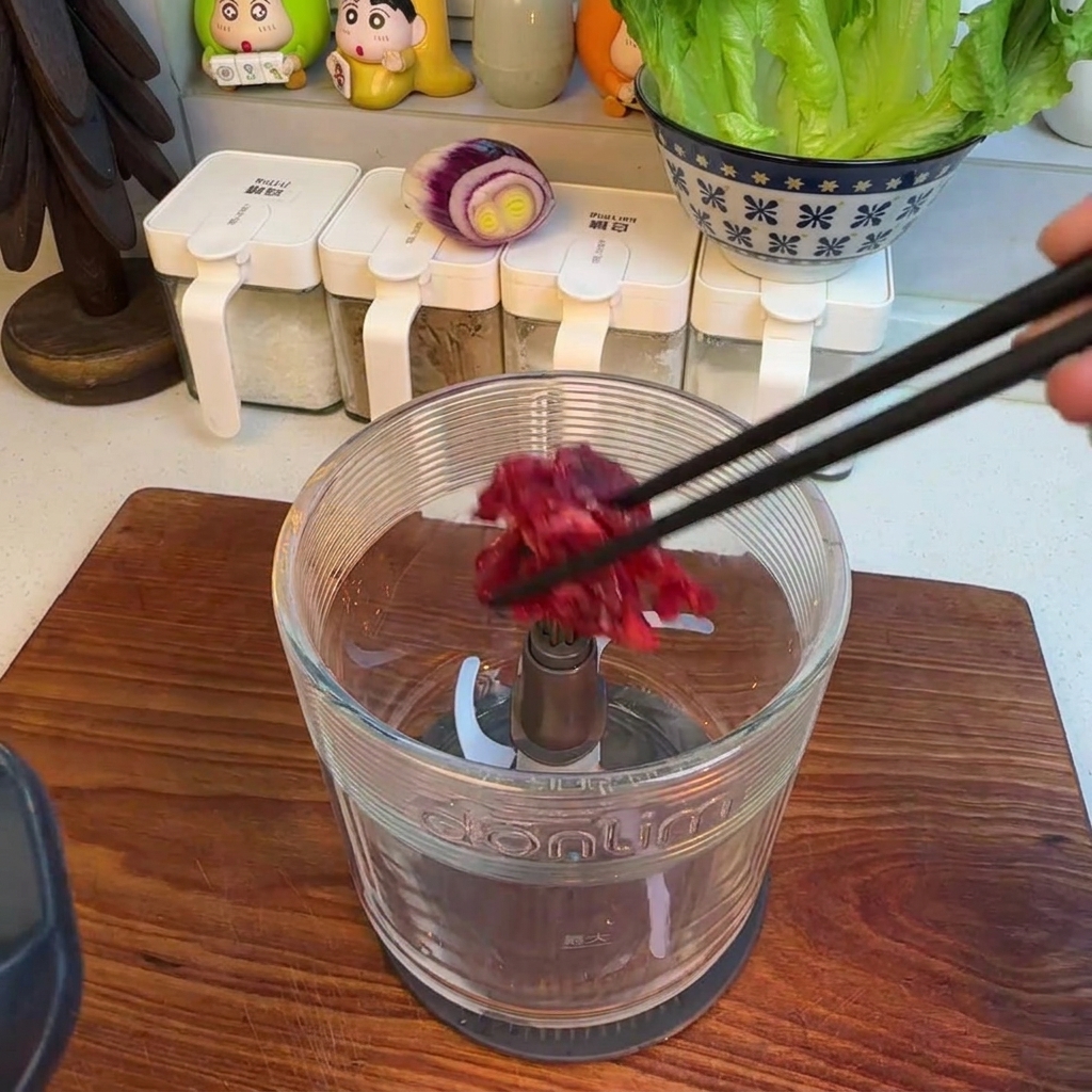 Fein gehacktes Hanger Steak im Behälter einer Küchenmaschine.