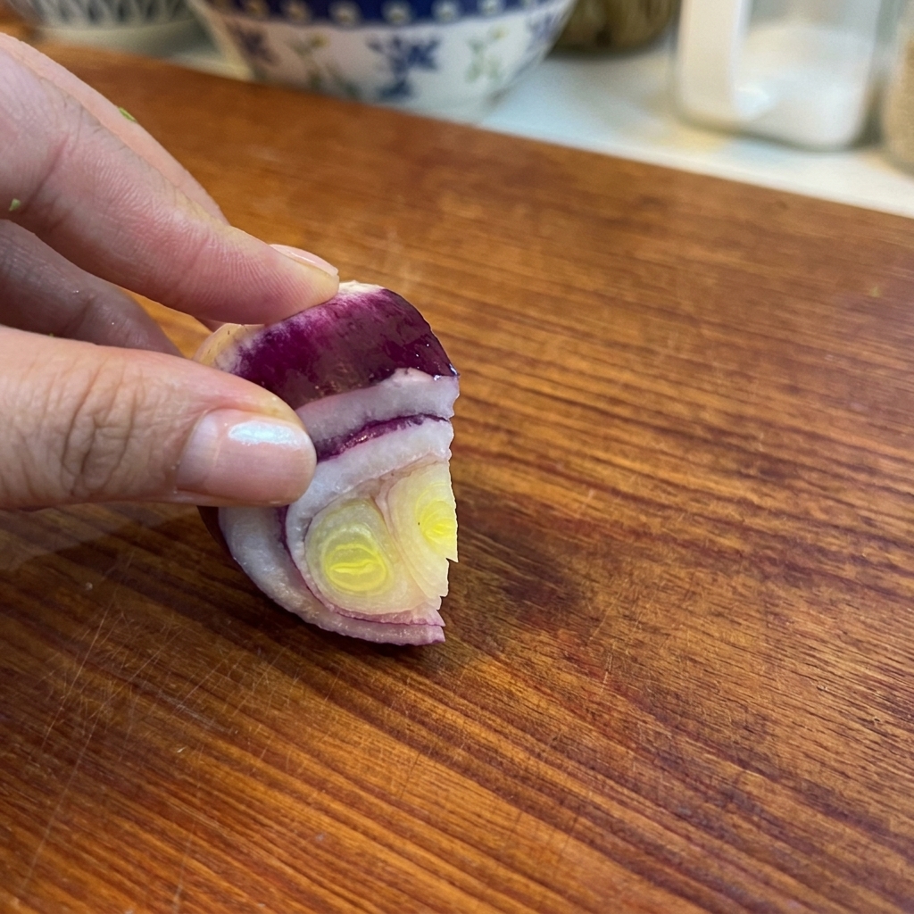 Fein gewürfelte rote Zwiebelstücke als aromatische Basis.