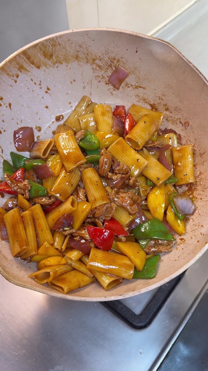 Chinesisch inspirierte Rigatoni mit Schweinefleisch und Paprika