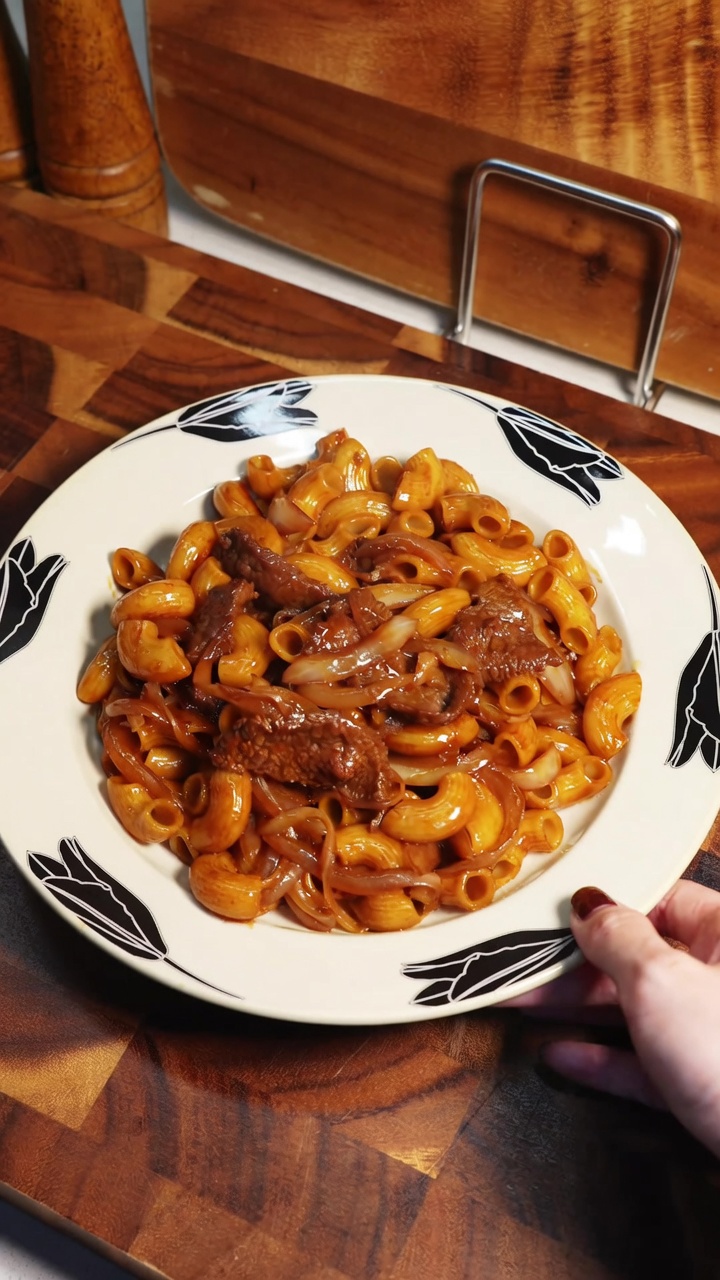 Klassische Rindfleisch-Makkaroni aus der Pfanne