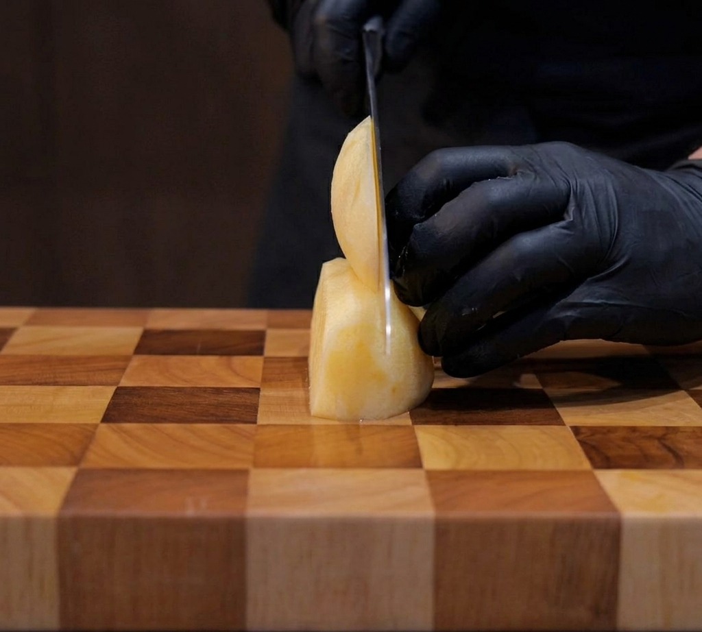Kartoffeln werden sorgfältig in gleichmäßige Ein-Zentimeter-Würfel geschnitten.