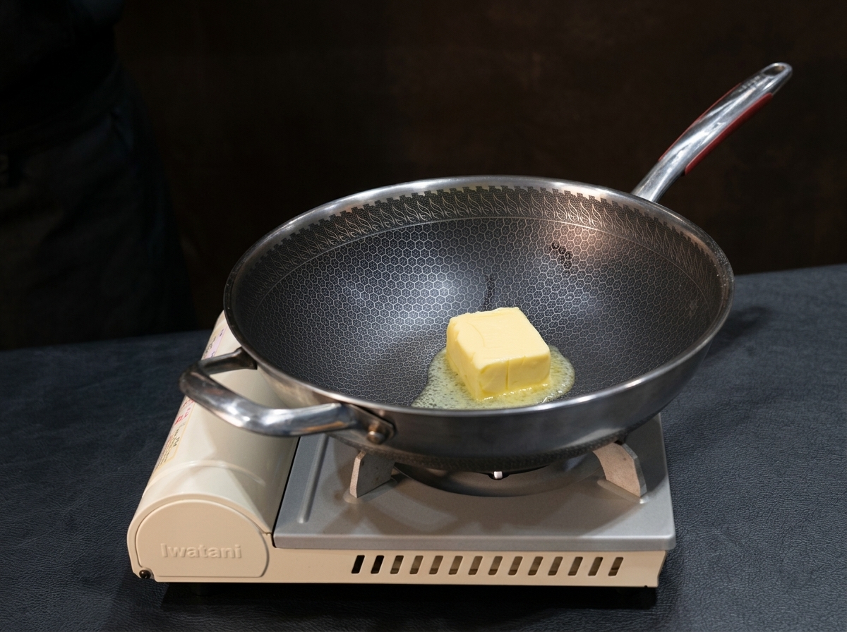 Butter schmilzt in einer Pfanne, während Mehl untergerührt wird, um eine glatte Mehlschwitze zu bilden.