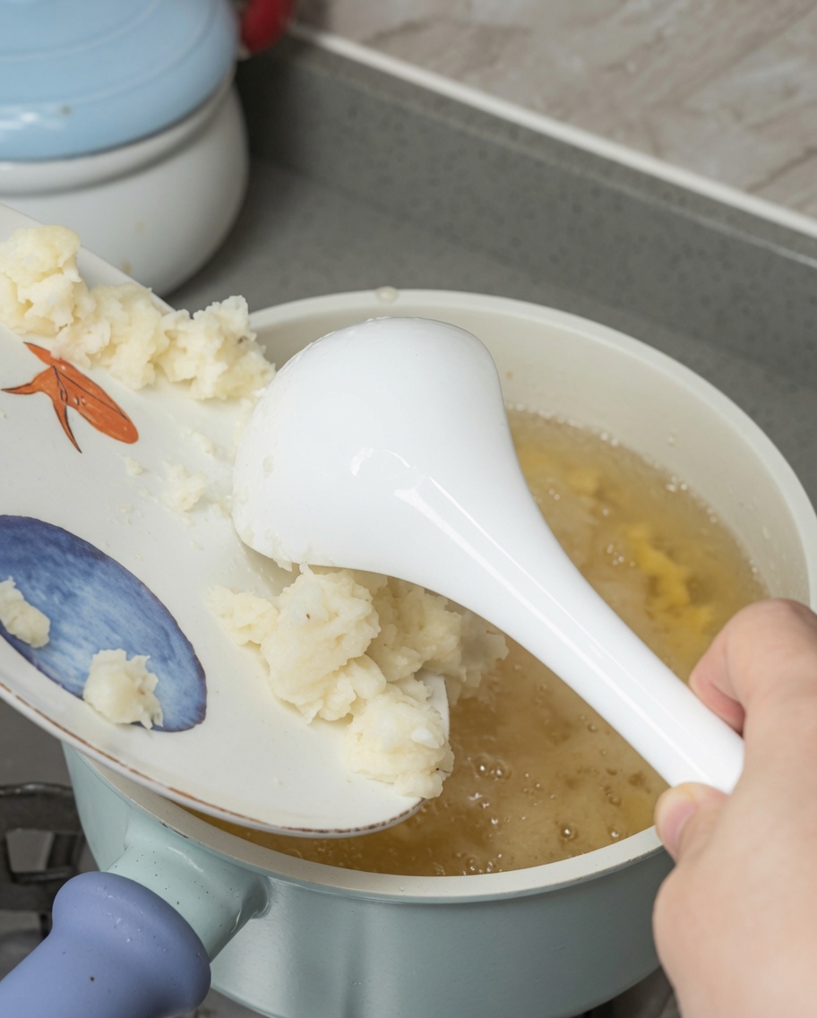 Stärkemischung aus Wasserkastanienmehl wird in die kochende Suppe gegossen.