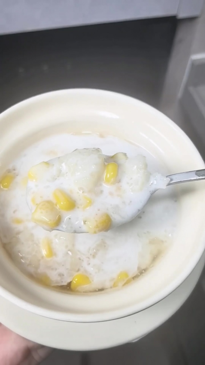 Erfrischende Kokos-Mais-Suppe mit Wasserkastanien