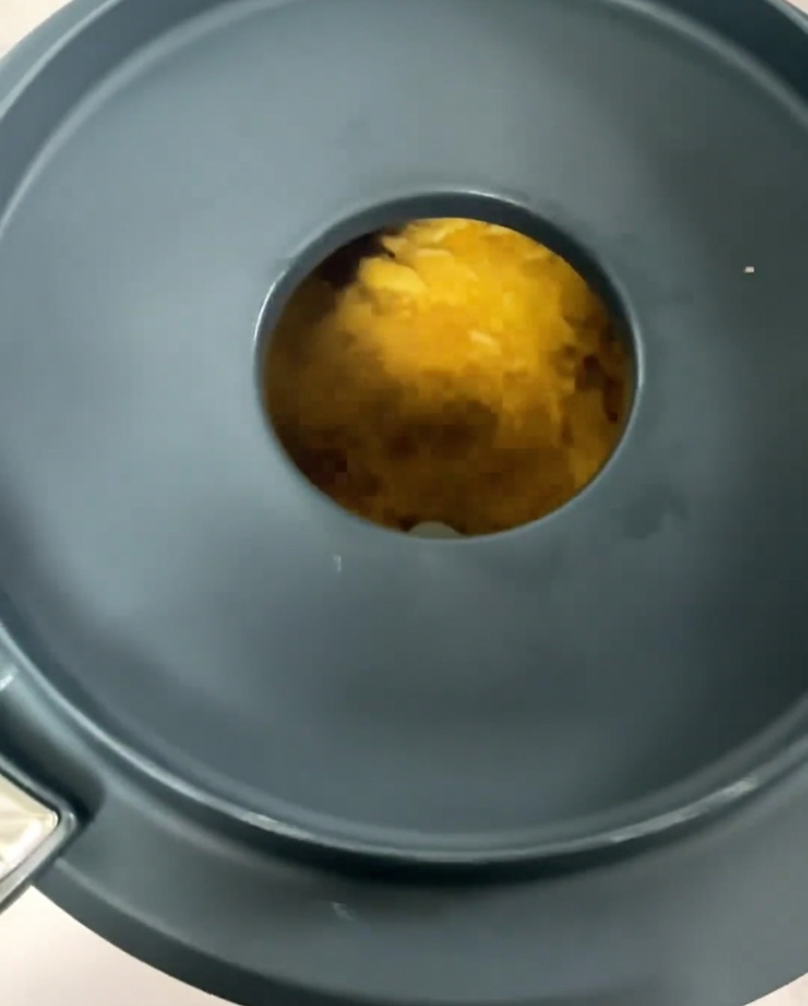 Die Suppe wird zu einem dicken, gelben Püree im Mixer verarbeitet.