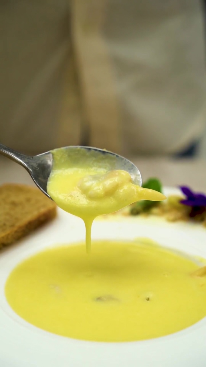Cremige Mais-Muschel-Suppe