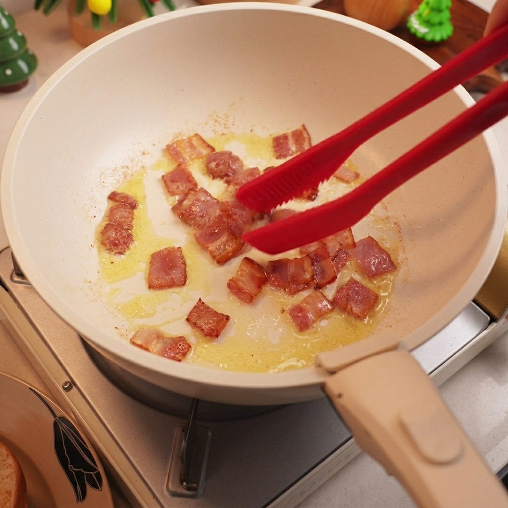Gewürfelter Speck wird in einer Pfanne goldbraun angebraten.