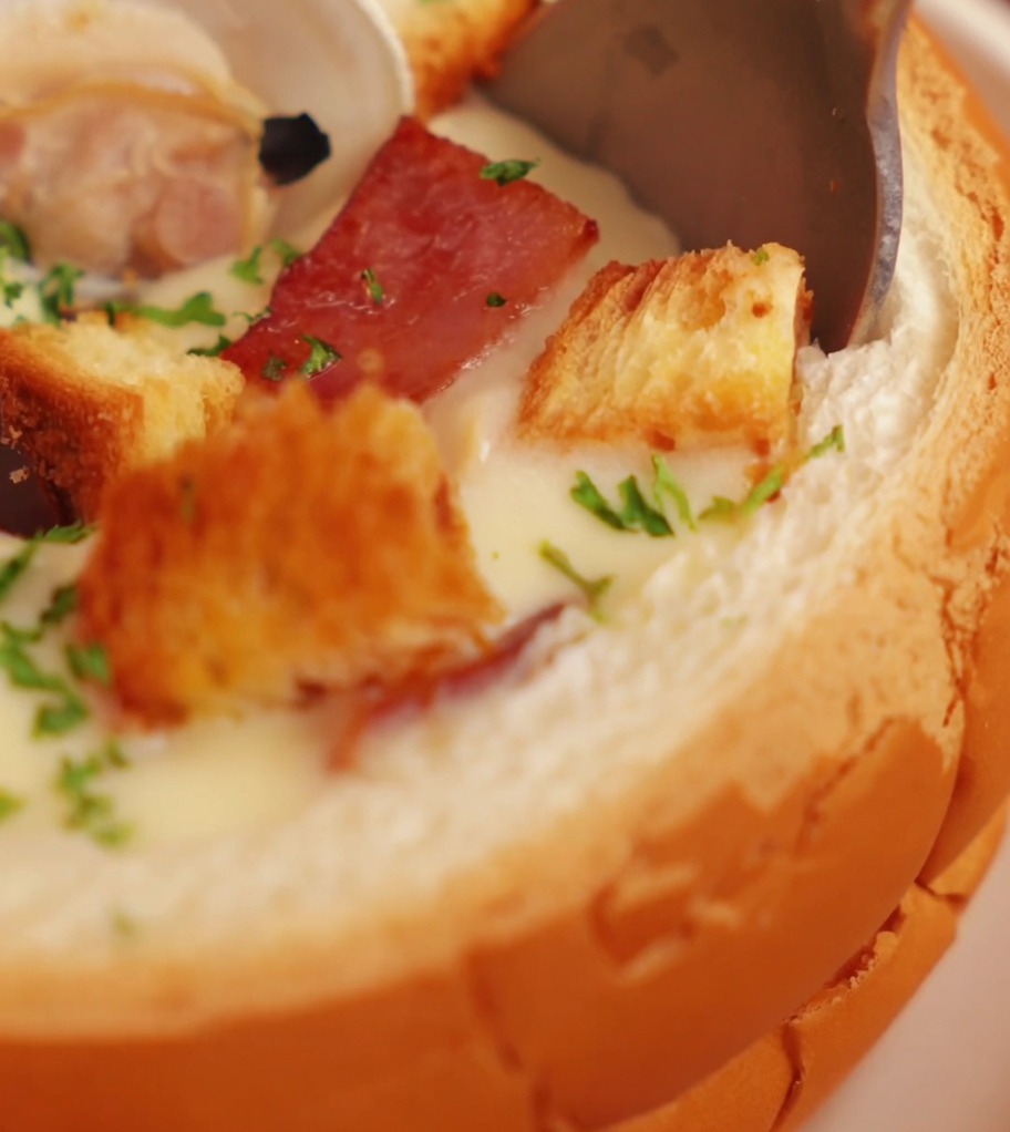 Gehackter Knoblauch und Butter werden zur Gemüsepfanne gegeben.