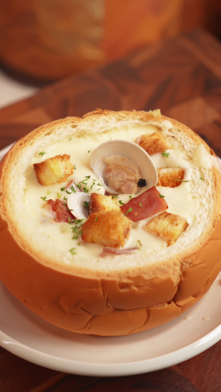 Festliche cremige Muschelsuppe im Brottopf