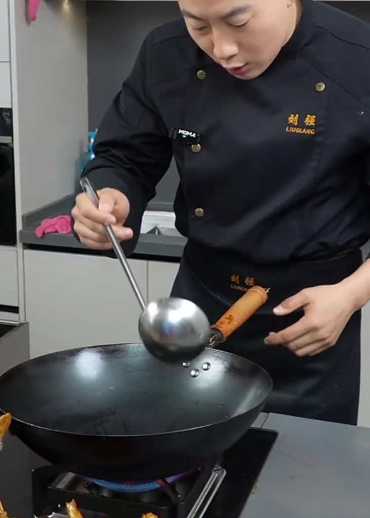 Ein heißer Wok mit schmelzendem Schweineschmalz und schimmerndem Pflanzenöl, bereit für die Zutaten.