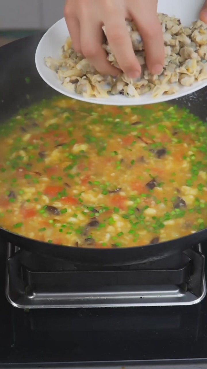 Traditionelle Muschel-Geda-Suppe (Muschel-Mehlklößchen-Suppe)