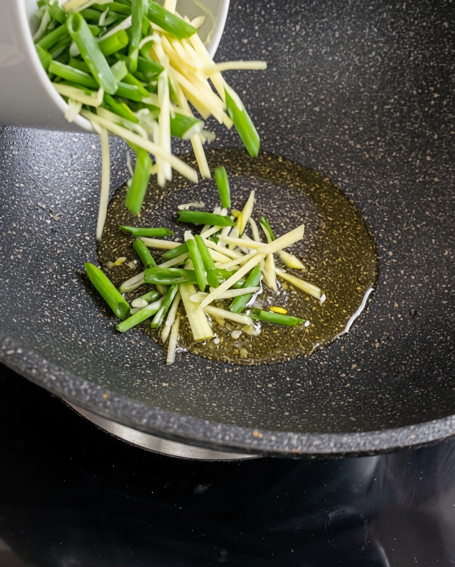 Rohe Kartoffelstreifen in einem heißen, geölten Wok beim Anbraten.