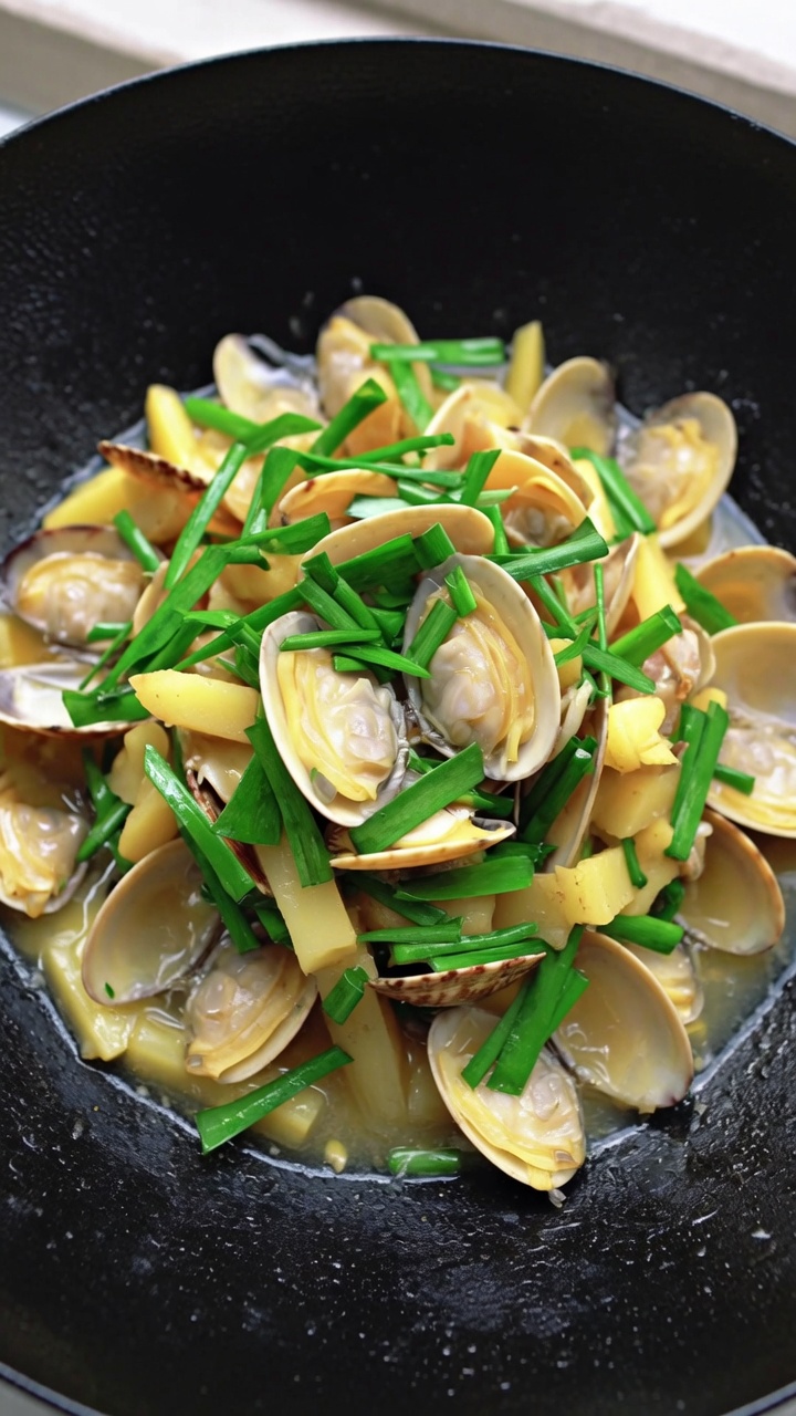 Pfannengerührte Muscheln mit Kartoffelstreifen