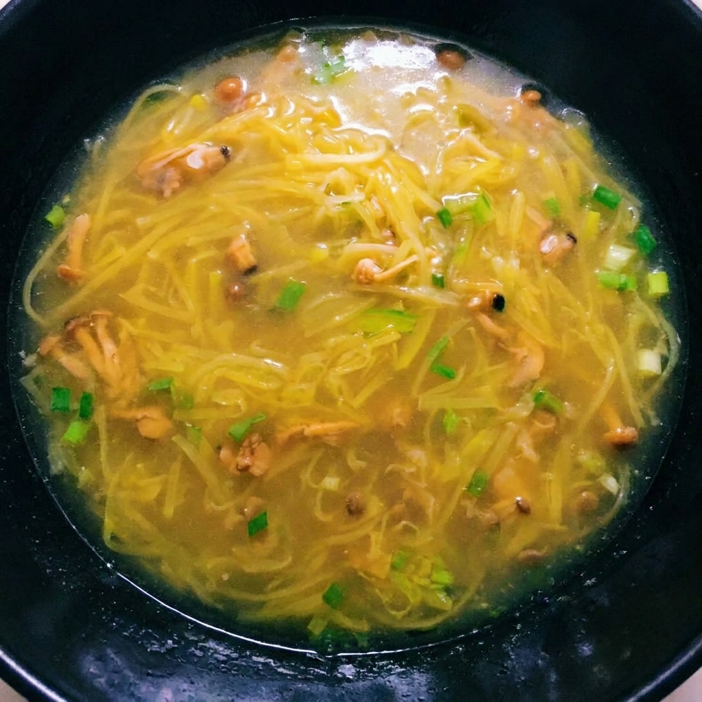 Reichhaltige Kartoffelsuppe mit hinzugefügtem Muschelfleisch.