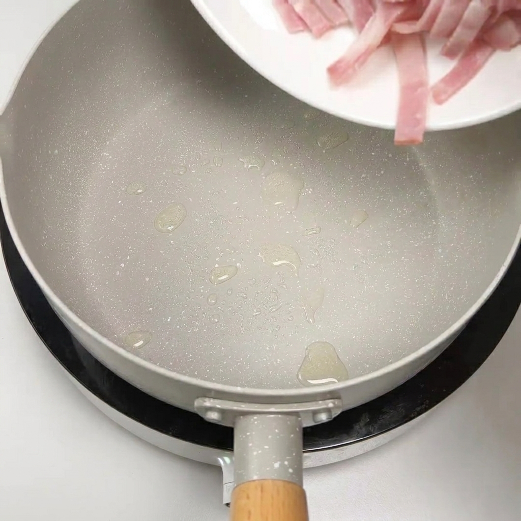 Speckstreifen werden in einer Pfanne knusprig gebraten.