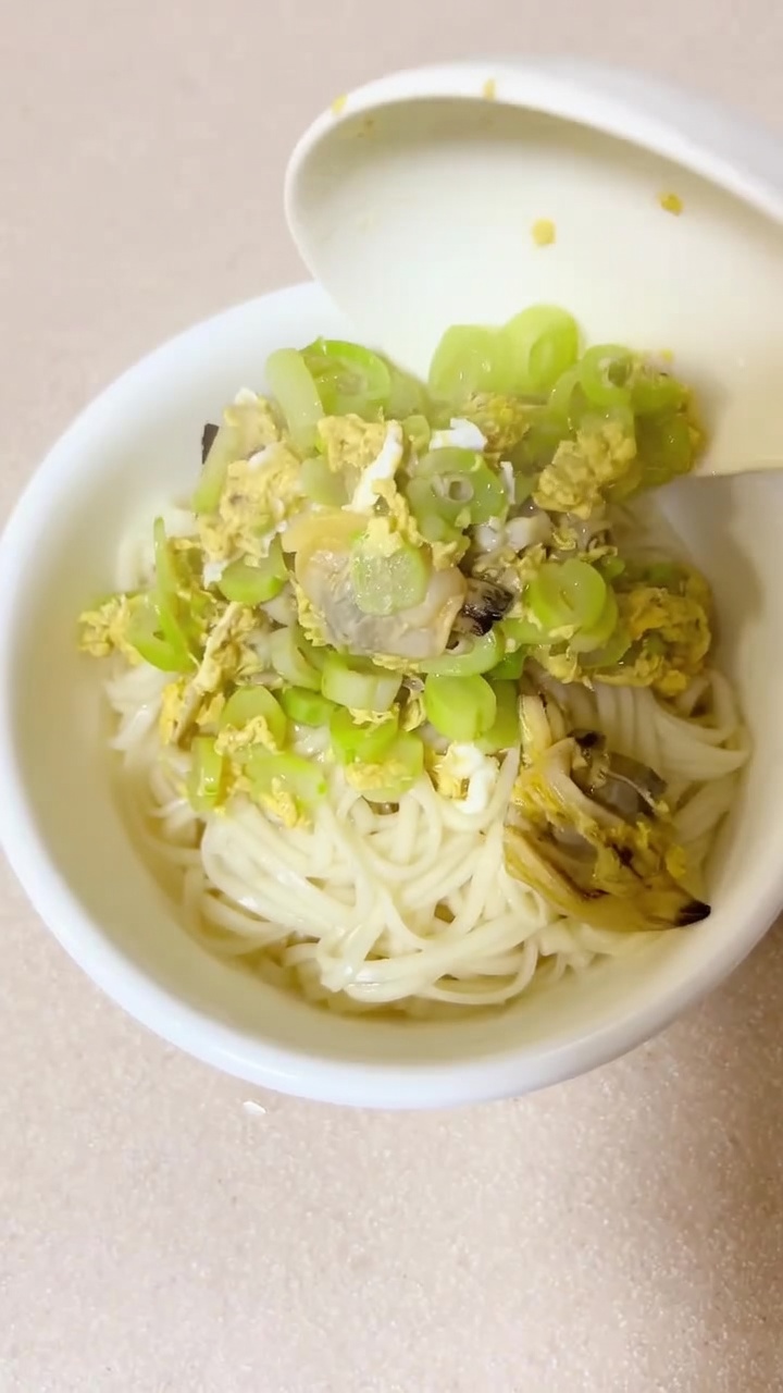 Herzhafte Muschel-Suppe mit grünen Bohnen und Eiernudeln