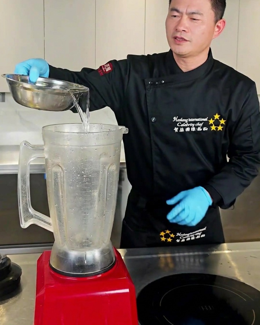 Wasser und Knoblauchzehen im Mixer.