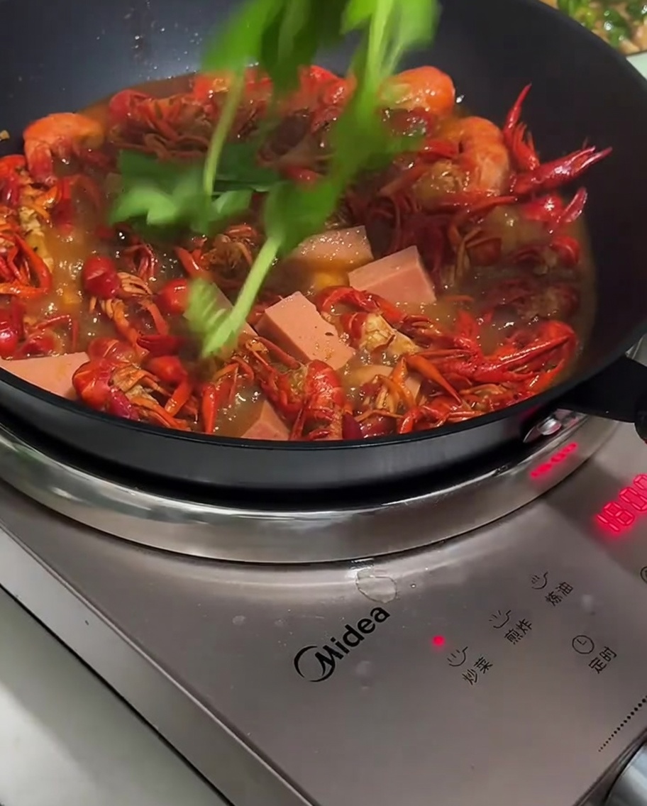 Hinzufügen von Wurstscheiben und grüner Paprika in die Pfanne.