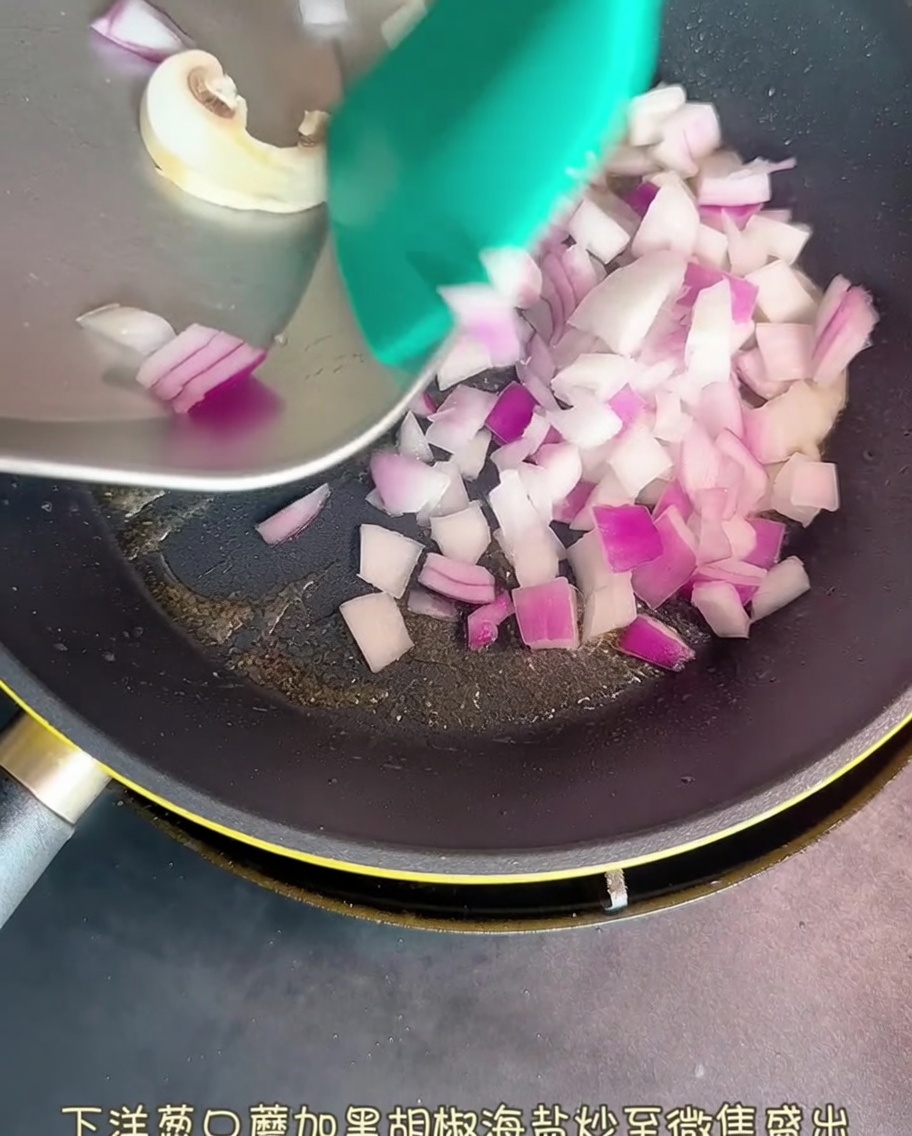 Gewürfelte Zwiebeln und Champignons in einer Pfanne, leicht gewürzt.