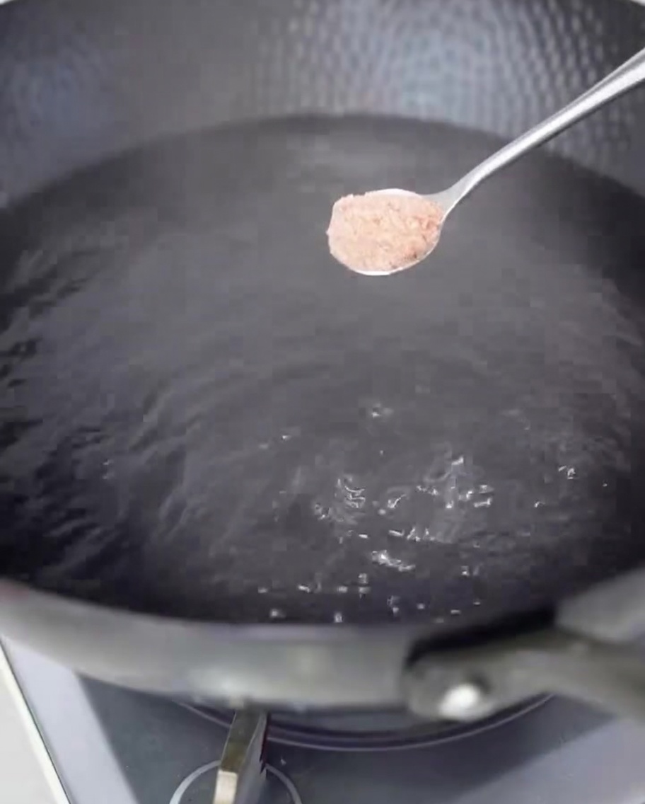 Spaghetti kochen in einem großen Topf mit kochendem Salzwasser.