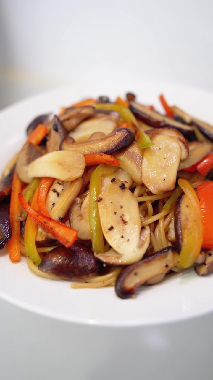Vegane Spaghetti mit Pilzen und schwarzem Pfeffer