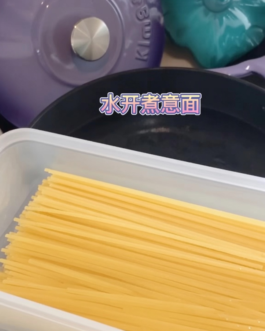Spaghetti in einem Topf mit kochendem Wasser.