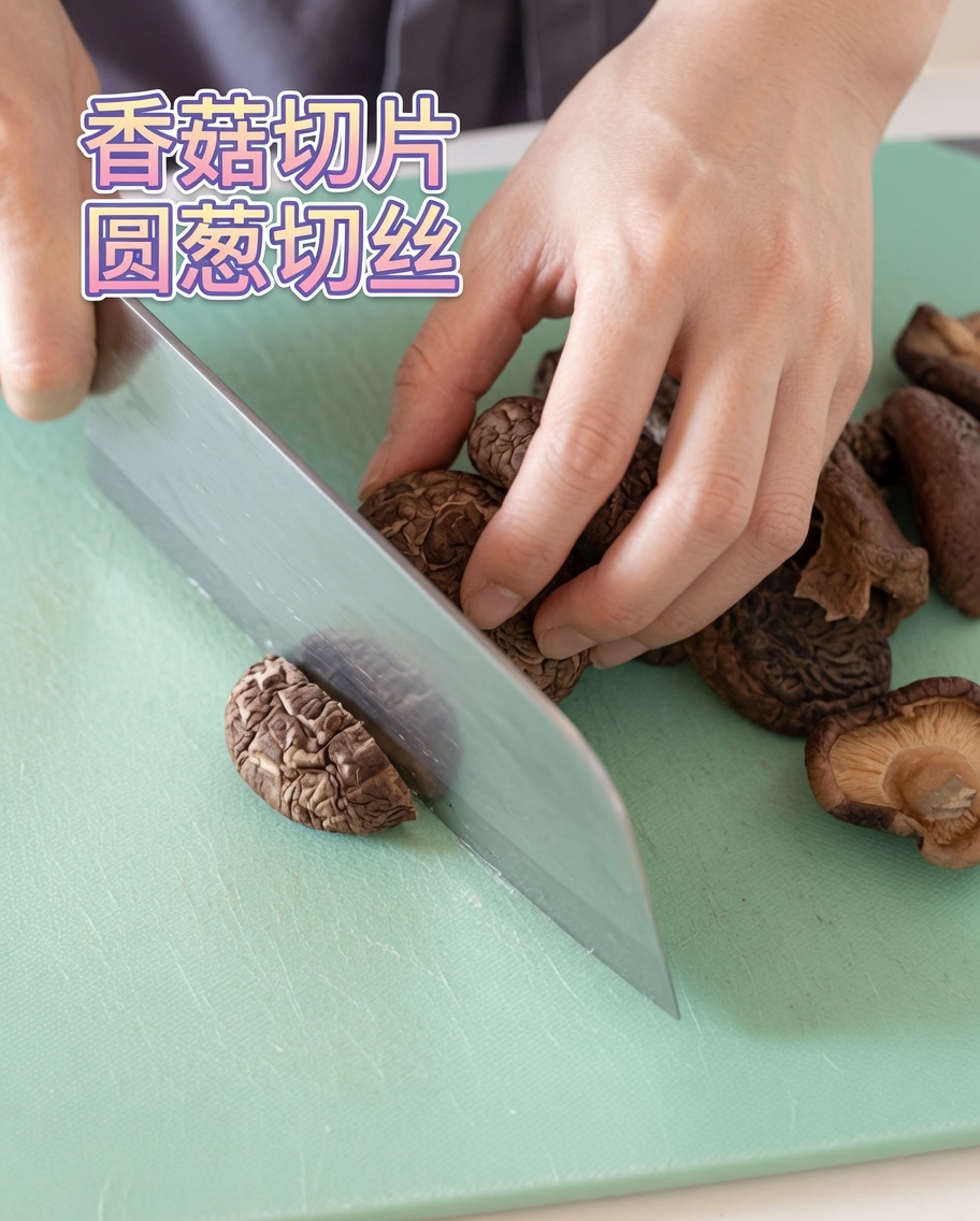 Geschnittene Shiitake-Pilze auf einem Brett.
