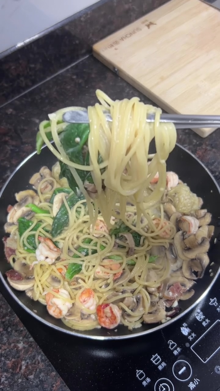 Cremige Spaghetti mit Garnelen, Speck und Pilzen