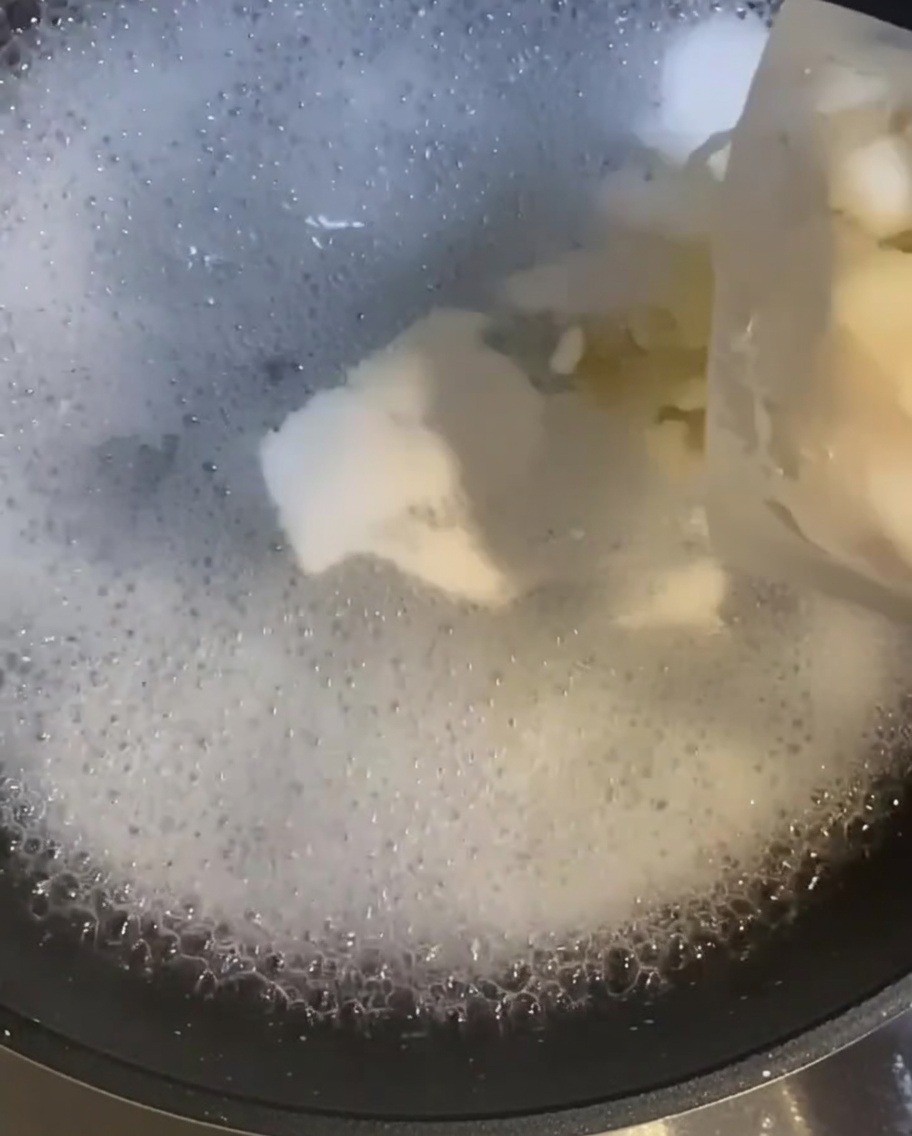 Rohe Garnelen werden in kochendes Wasser gegeben und verfärben sich während des Garens.